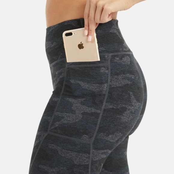 Vuori Clean Elevation Legging Camo Womens Size XS Pockets Workout Athleisure Gym - Picture 9 of 10